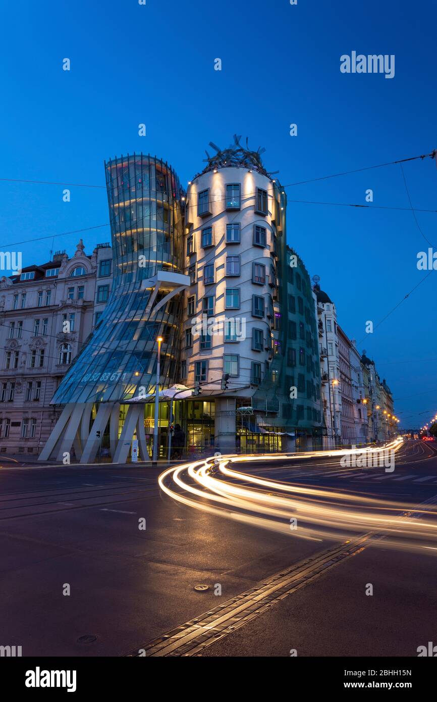 Die Ampel, die am Tanzenden Haus vorbeigeht, wird liebevoll Fred und Ginger Haus in Prag genannt. Stockfoto