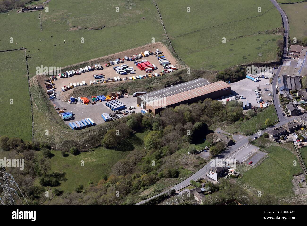 Luftaufnahme einer kleinen Industrieeinheit und eines Unternehmens auf der Westerkroft Lane, Northowram, Halifax, West Yorkshire Stockfoto