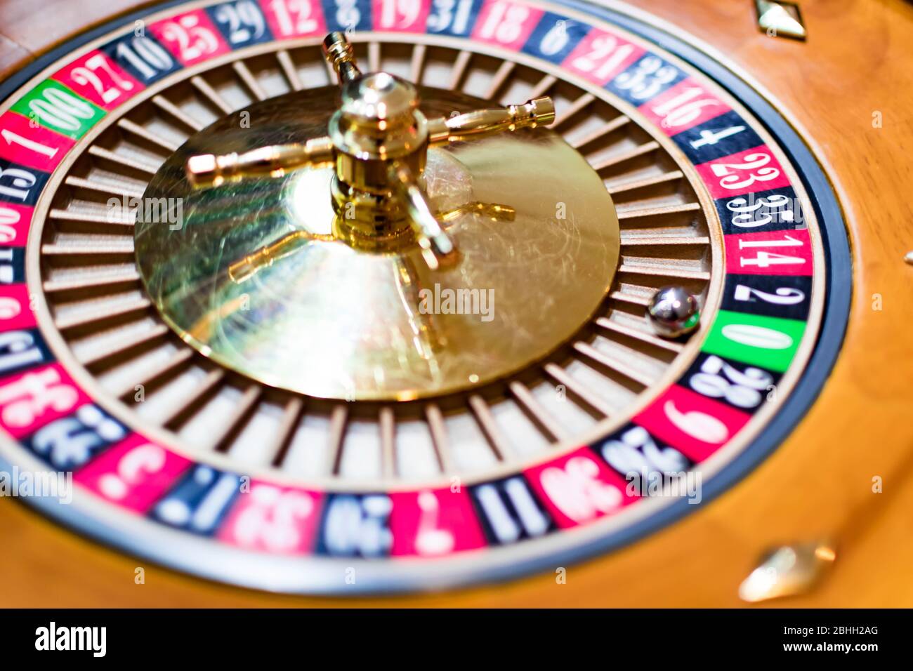 Casino Thema. Bild von Casino Roulette, Poker-Spiel. Die Trommel von Roulette. Dass unser Leben-Spiel. Luxus-Roulette in einem Casino. Roulette-Rad und die BA Stockfoto