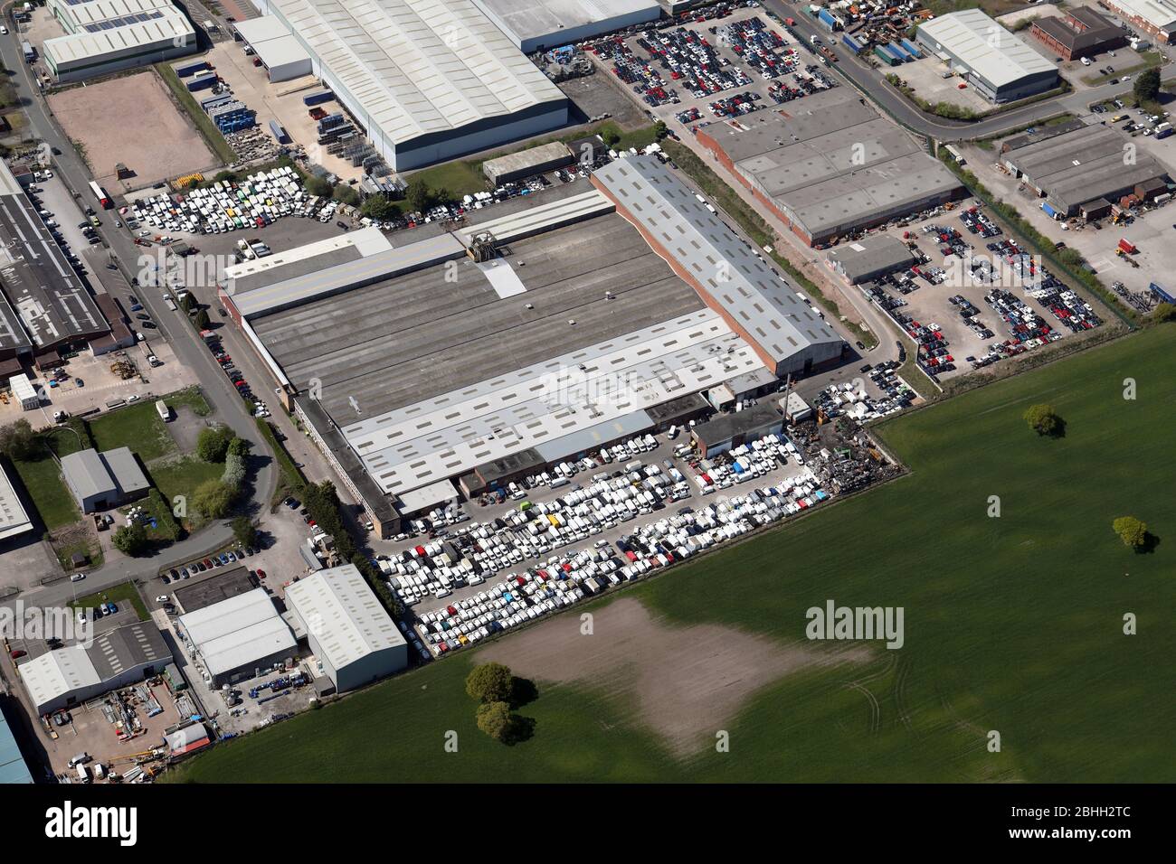 Luftaufnahme der SYNETIQ-Einheit (Bergungshändler) auf dem Winsford Industrial Estate, Cheshire, Großbritannien Stockfoto