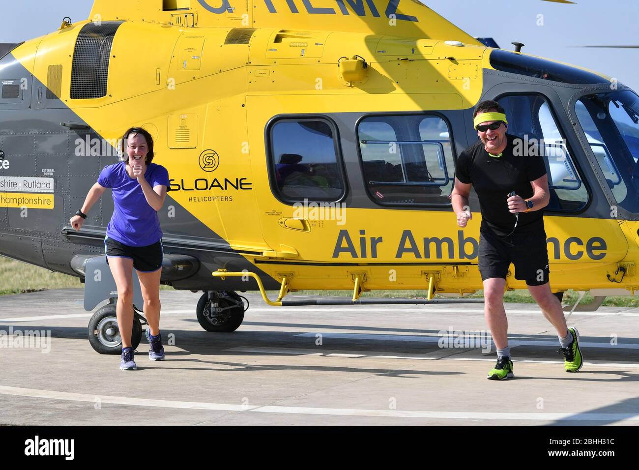 Critical Care Sanitätin Sophie BIRT und Doktor Stuart Maitland-Knibb aus Warwickshire & Northamptonshire Air Ambulance nehmen an einem Marathon rund um den Flughafen Coventry Teil. Die Sanitäter nahmen zuvor am London Marathon Teil, bevor er wegen des Coronavirus verschoben wurde. Stockfoto