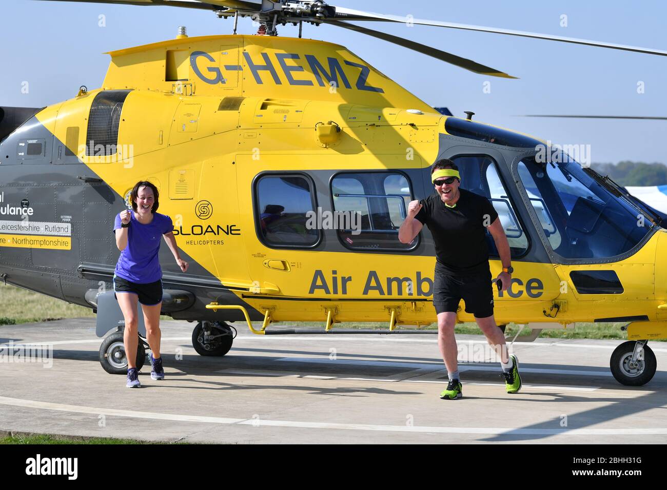 Critical Care Sanitätin Sophie BIRT und Doktor Stuart Maitland-Knibb aus Warwickshire & Northamptonshire Air Ambulance nehmen an einem Marathon rund um den Flughafen Coventry Teil. Die Sanitäter nahmen zuvor am London Marathon Teil, bevor er wegen des Coronavirus verschoben wurde. Stockfoto