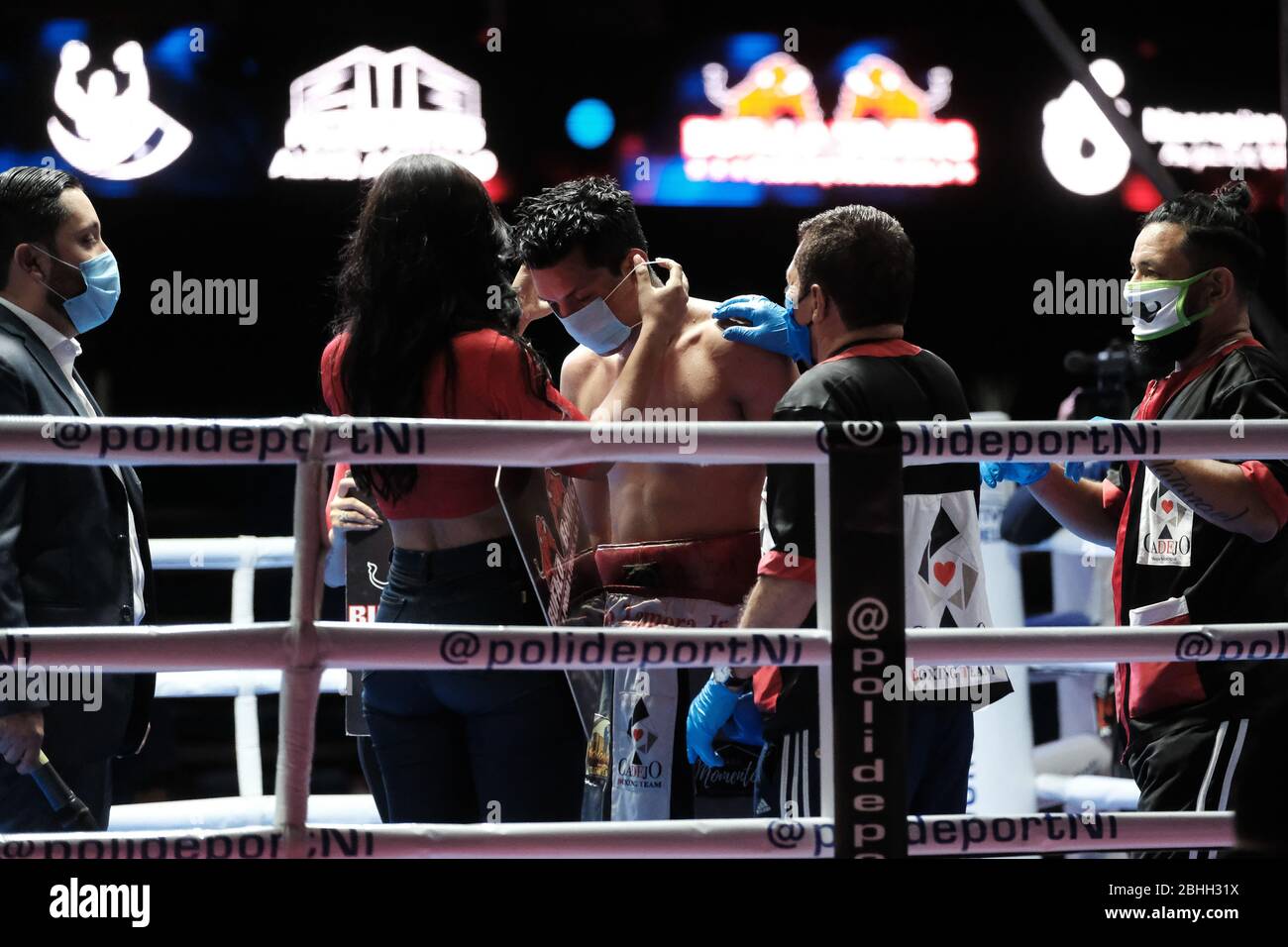 Managua, Nicaragua. April 2020. Der Boxer Robin Zamora kommt vor dem Kampf  in der Alexis-Argüello-Arena der Mundschutz entfernt. Mitten in der  Corona-Pandemie wurde in Nicaragua vor Zuschauern Boxen ausgetragen. Ein  Abend mit