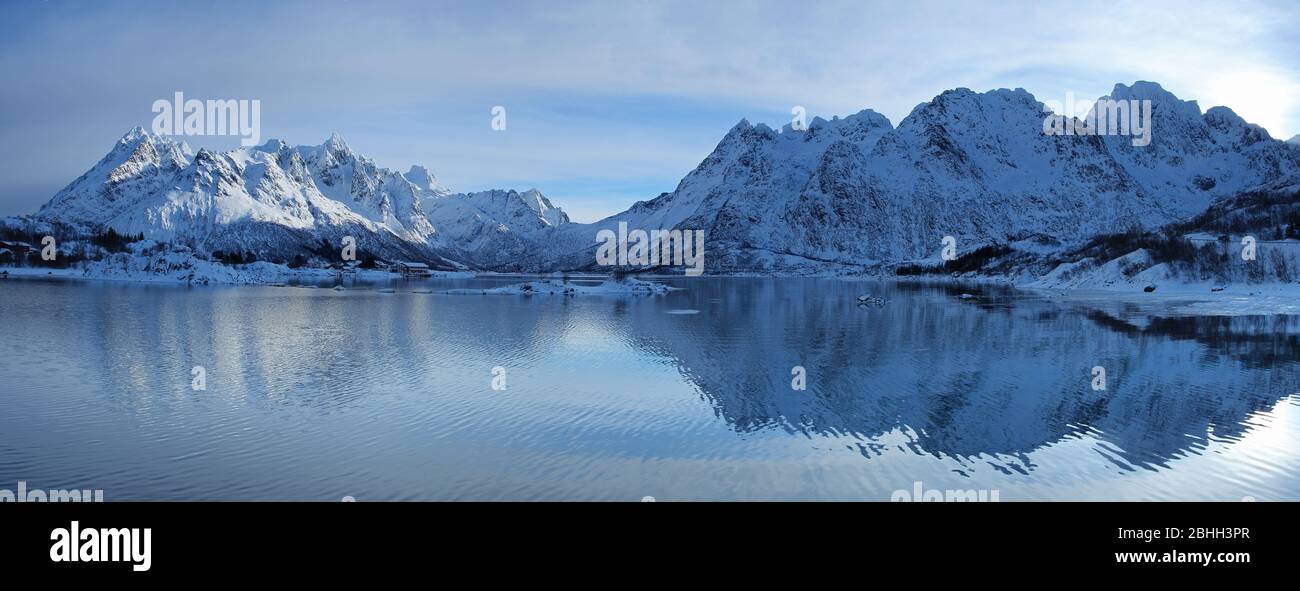 Morgendämmerung am Osensee bei Svolvaer auf den Lofoten-Inseln, Norwegen. Stockfoto