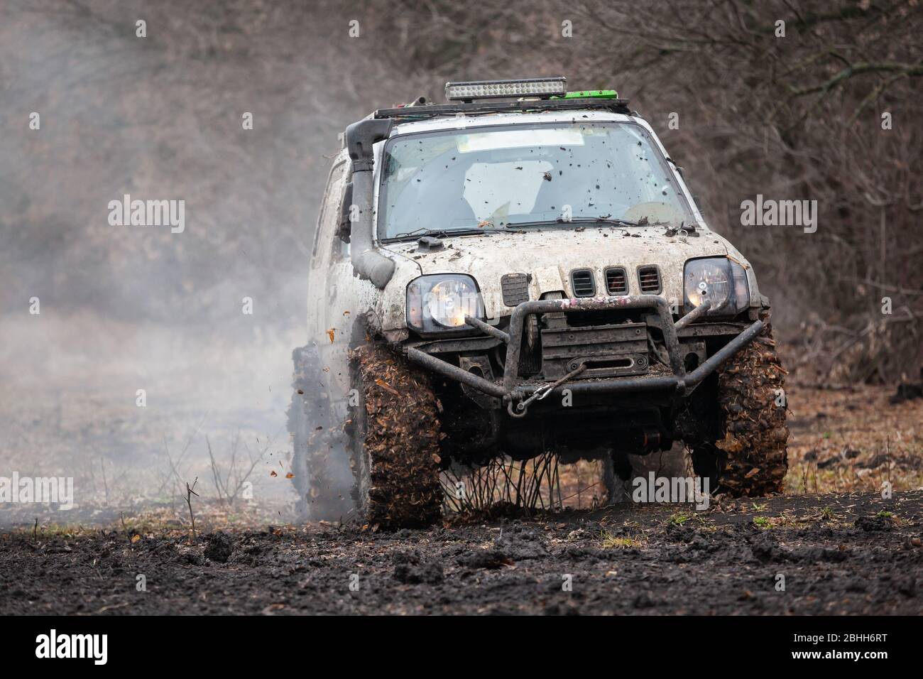 Das Geländewagen fährt auf einer schlechten, schmutzigen Straße. Stockfoto