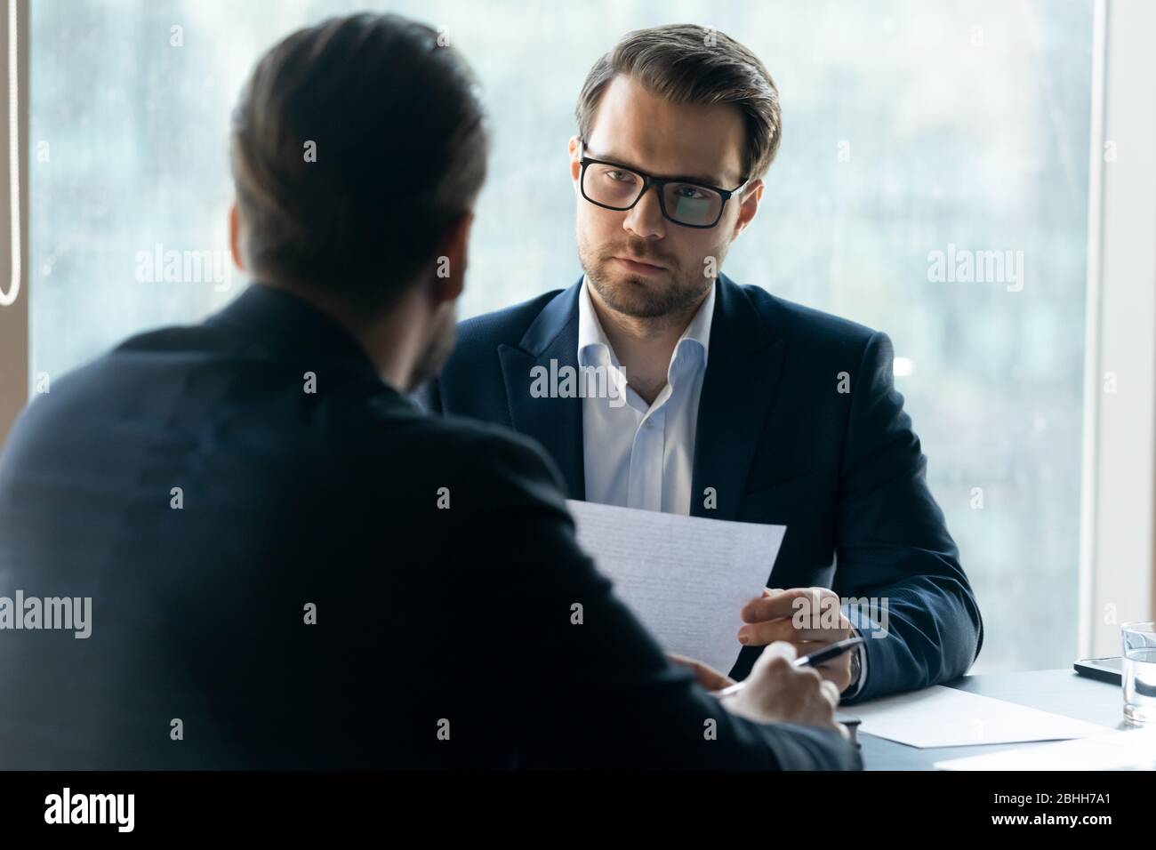 Seriöse HR-Manager auf der Suche nach Bewerber, mit lebenslauf Stockfoto