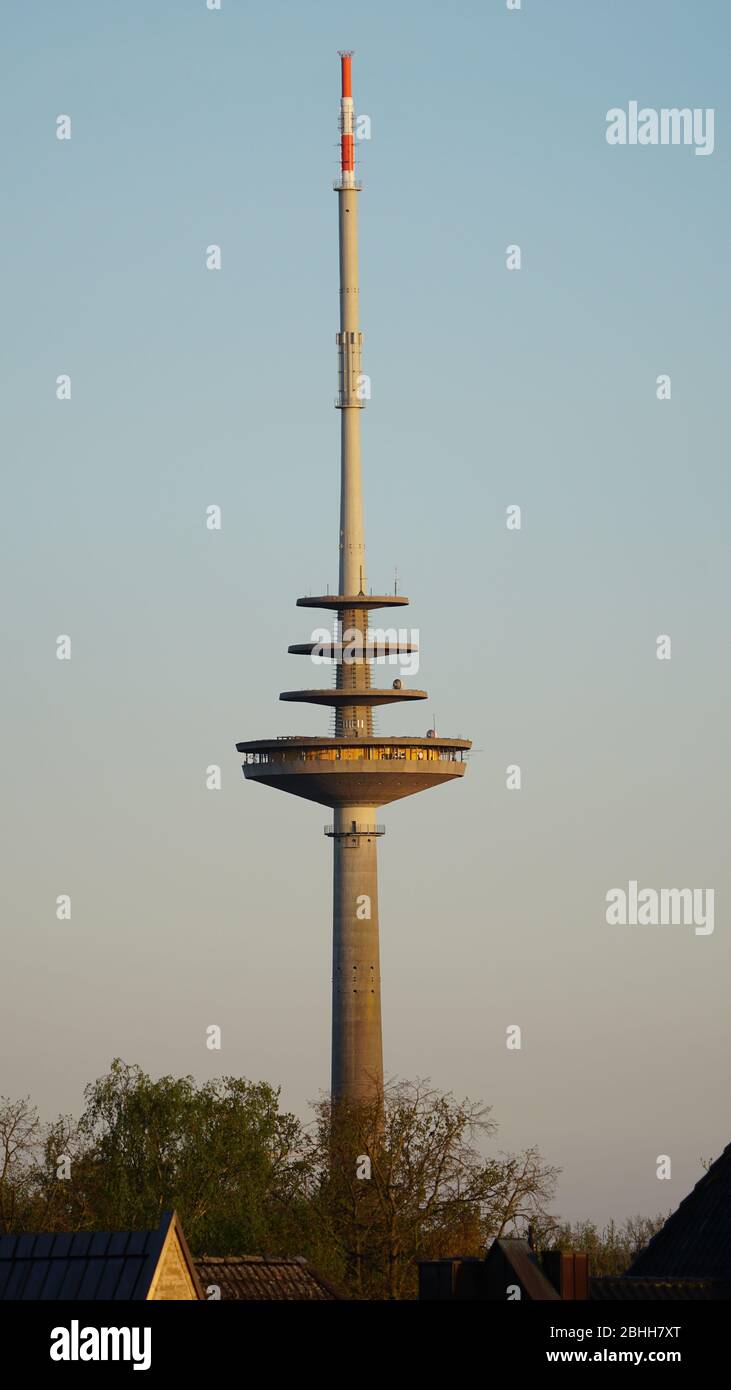 Fernsehturm nach Sonnenuntergang in Münster, Deutschland Stockfoto