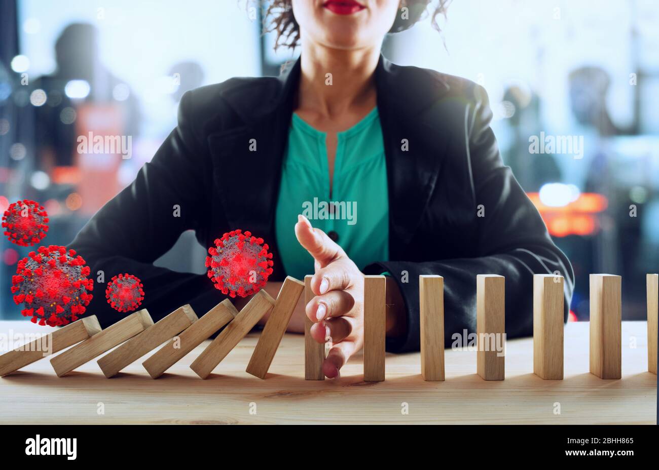 Geschäftsfrau stoppt einen Kettenfall durch Viren wie Dominospiel. Konzept zur Vermeidung von Krisen und Misserfolgen im Unternehmen. Stockfoto