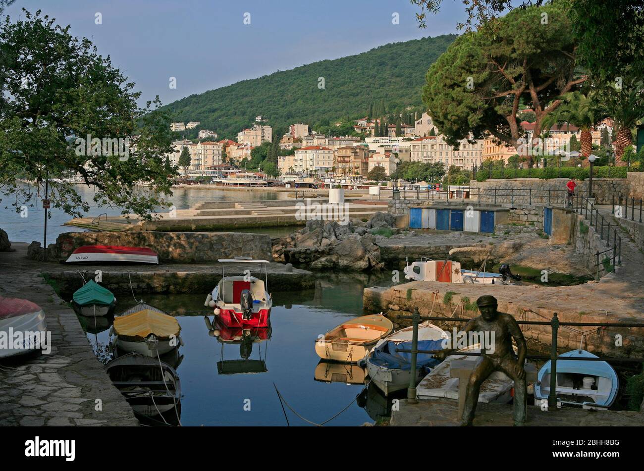 Blick über den kleinen Yachthafen auf die Hotelanlage und Opatija Innenstadt Stockfoto