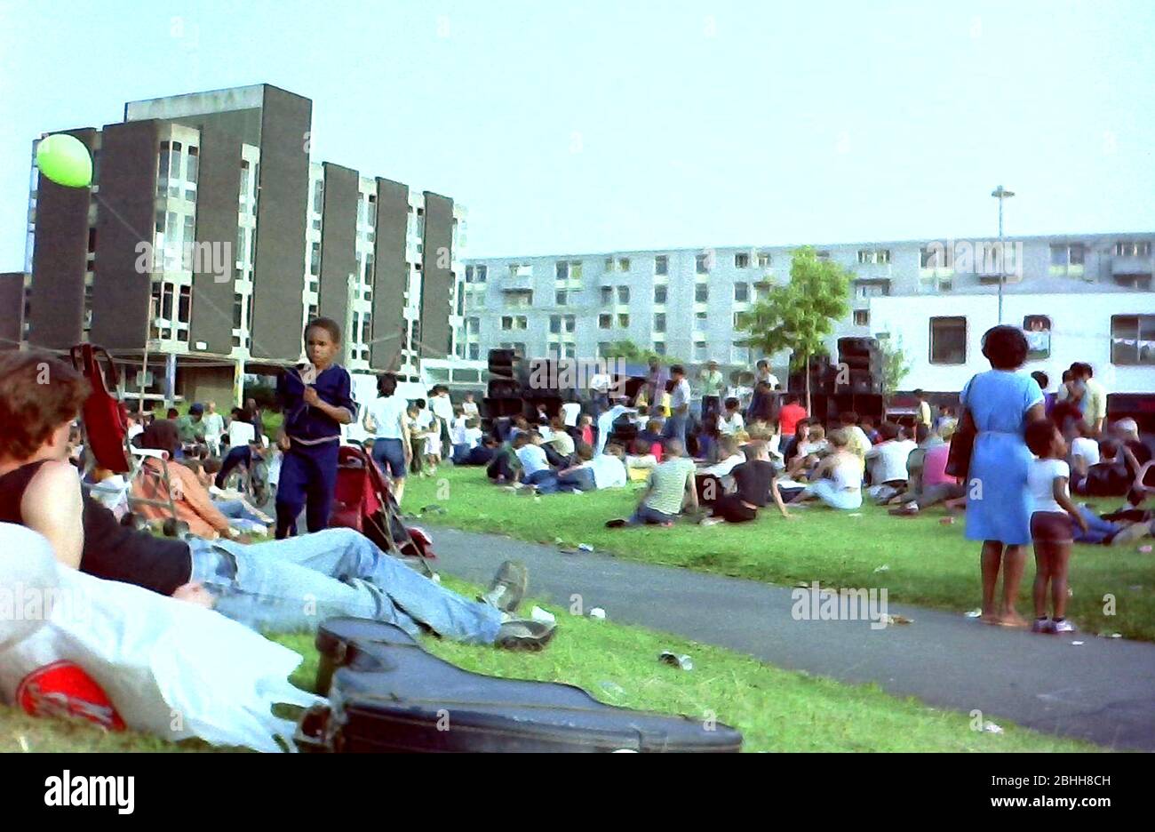 Community Music Festival, Mitte der 1980er Jahre in der Mitte der Crescents Hochhaus Wohnungen, in Hulme, Manchester, Großbritannien. John Nash Crescent ist im Hintergrund. Stockfoto