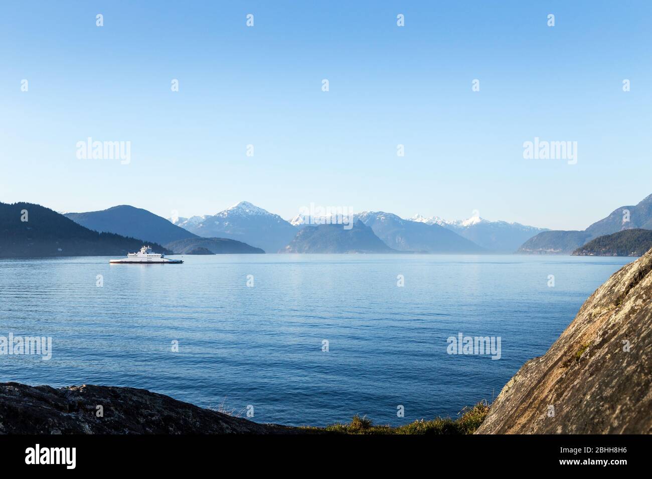 WEST VANCOUVER, BC, KANADA - 18. MÄRZ 2020: BC Fähre durch Howe Sound. Stockfoto