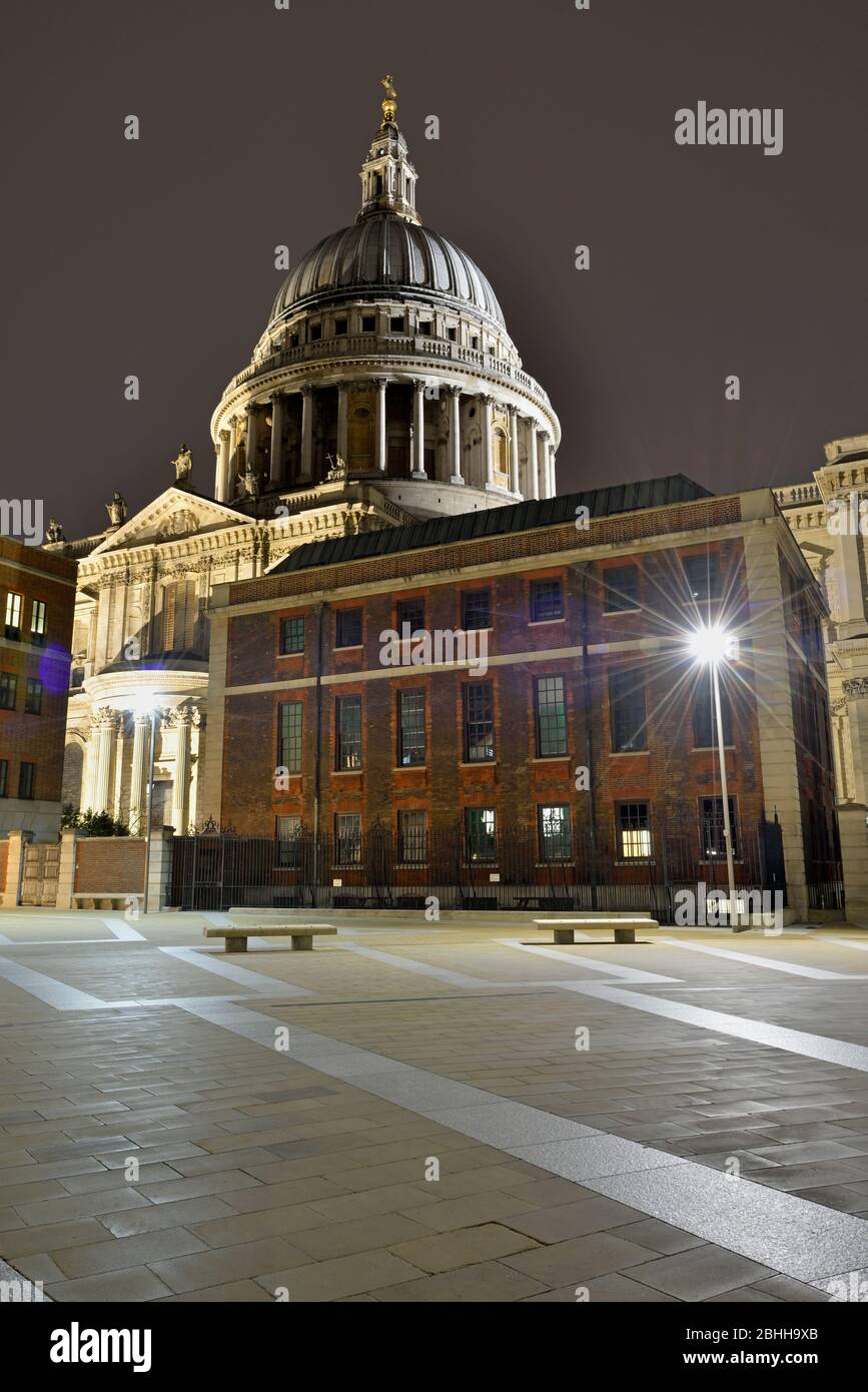 St Paul's Cathedral und Paternoster Square, London, Großbritannien Stockfoto