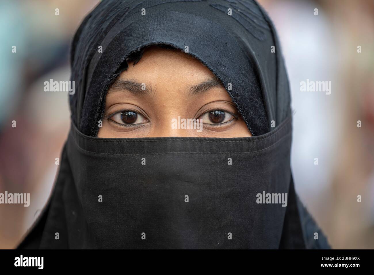 Mumbai / Indien 19 Dezember 2019 Porträt einer jungen indischen Muslimin, die beim August Kranti Maidan in Mumbai in Maharashtra Schleier trägt Stockfoto