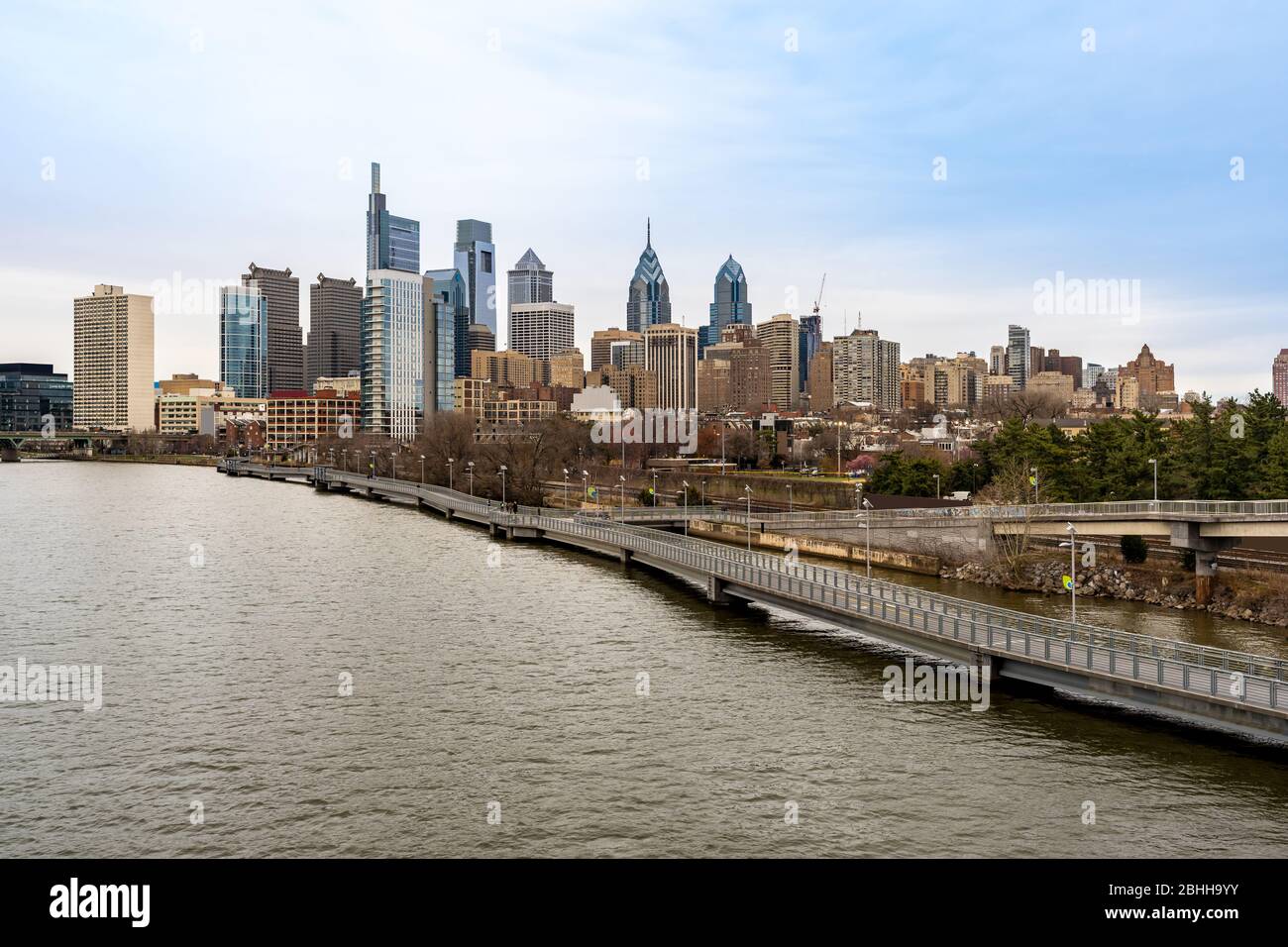 Stadtbild des Philadelphia Wolkenkratzers Skyline Gebäude Sonnenuntergang mit Fußgängerweg entlang Fluss in Philadelphia Innenstadt von Philadelphia in PA USA. C Stockfoto