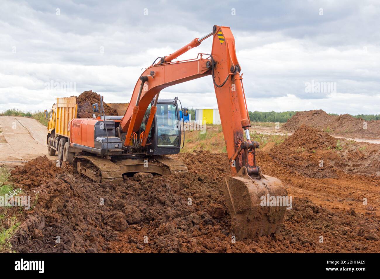 Baumaschinen. Großbagger auf der Baustelle Stockfoto