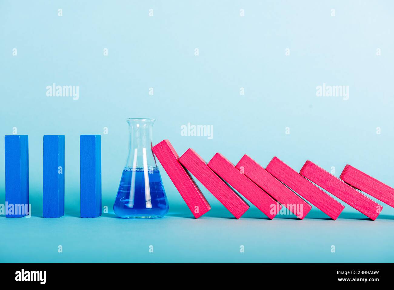 Konzept der covid19 Coronavirus Pandemie mit fallenden Kette wie ein Domino-Spiel. Ansteckung und Infektionsprogression durch eine Heilung von medizinischen gestoppt Stockfoto