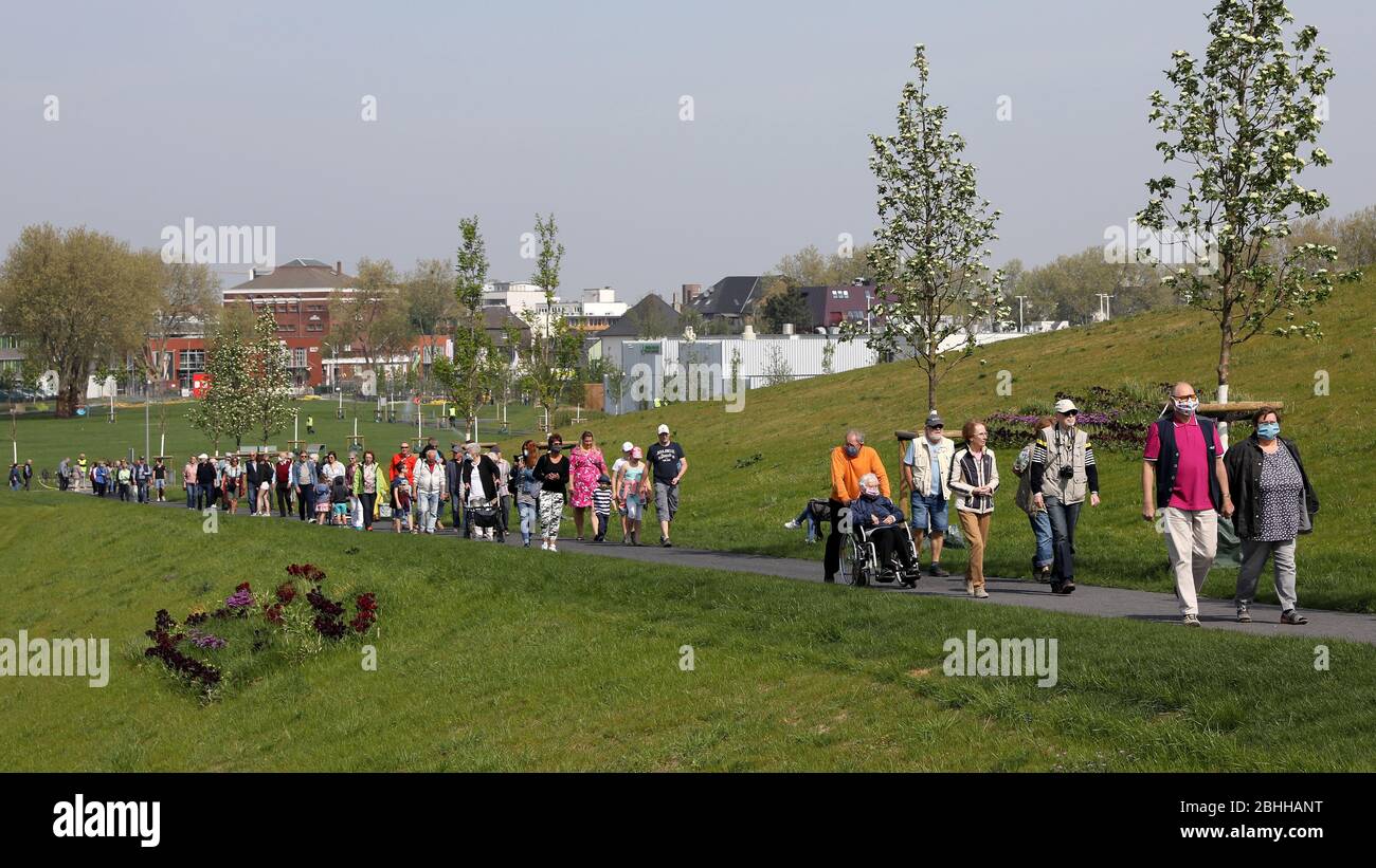 firo. 24. April 2020 Landesgartenschau im Kamp-Lintfort NRW, Nordrhein-Westfalen, wird am 5. Mai 2020 die Laga offiziell eröffnet. Am 24. April 2020 gab es natürlich eine kleine Voreröffnung für Besucher mit mehr als 8000 Spaziergängern, die den Kollienpark unter Beachtung der Corona-Regel erkunden. Aû IST EIN großes Kompliment an die Wanderer, die unsere Regeln absolut gewissenhaft befolgt haben.' Mit Hilfe von Einbahnstafeln, Schranken und Lautsprecherdurchsagen wurden die Wanderer auf einer markierten Route durch den Park geführt. Weltweit verwendet Stockfoto