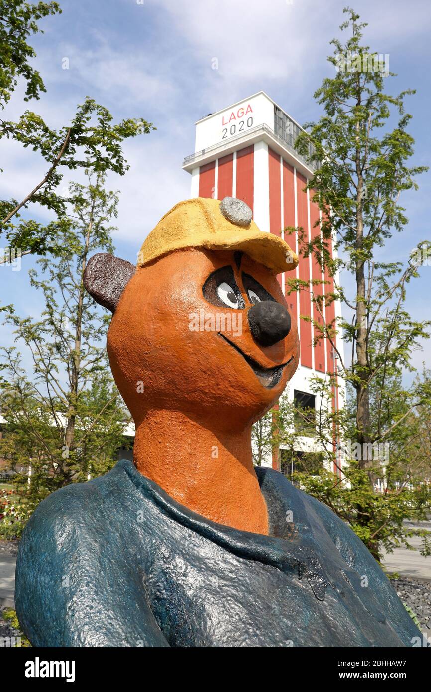 firo. 24. April 2020 Landesgartenschau in Kamp-Lintfort NRW, Nordrhein-Westfalen am 5. Mai 2020 wird die Laga offiziell eröffnet. Am 24. April 2020 gab es natürlich eine kleine Voreröffnung für Besucher mit mehr als 8000 Spaziergängern, die den Kollienpark unter Beachtung der Corona-Regel erkunden. Aû IST EIN großes Kompliment an die Wanderer, die unsere Regeln absolut gewissenhaft befolgt haben.' Mit Hilfe von Einbahnstafeln, Schranken und Lautsprecherdurchsagen wurden die Wanderer auf einer markierten Route durch den Park geführt. Weltweit verwendet Stockfoto