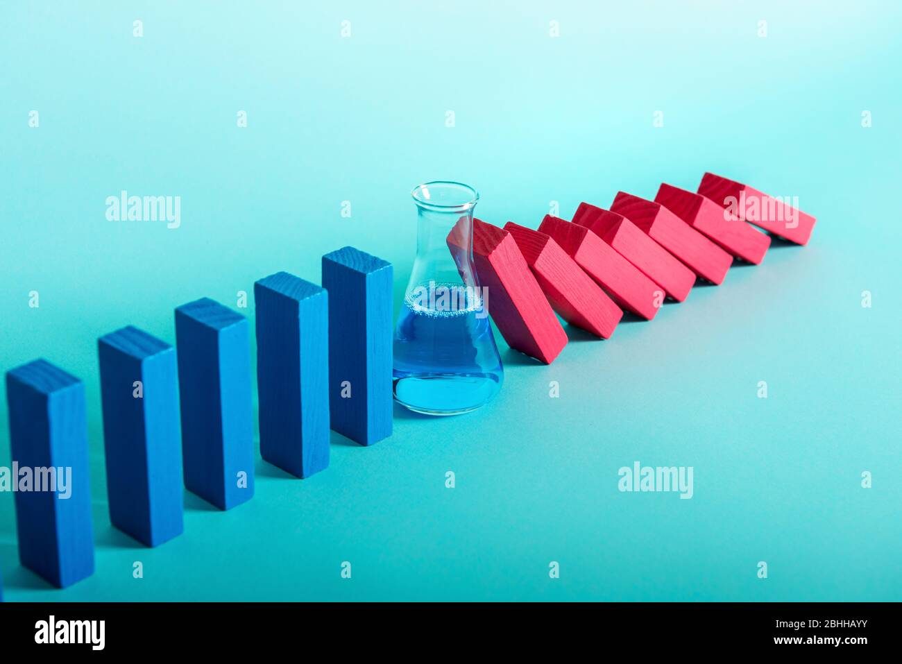 Konzept der covid19 Coronavirus Pandemie mit fallenden Kette wie ein Domino-Spiel. Ansteckung und Infektionsprogression durch eine Heilung von medizinischen gestoppt Stockfoto