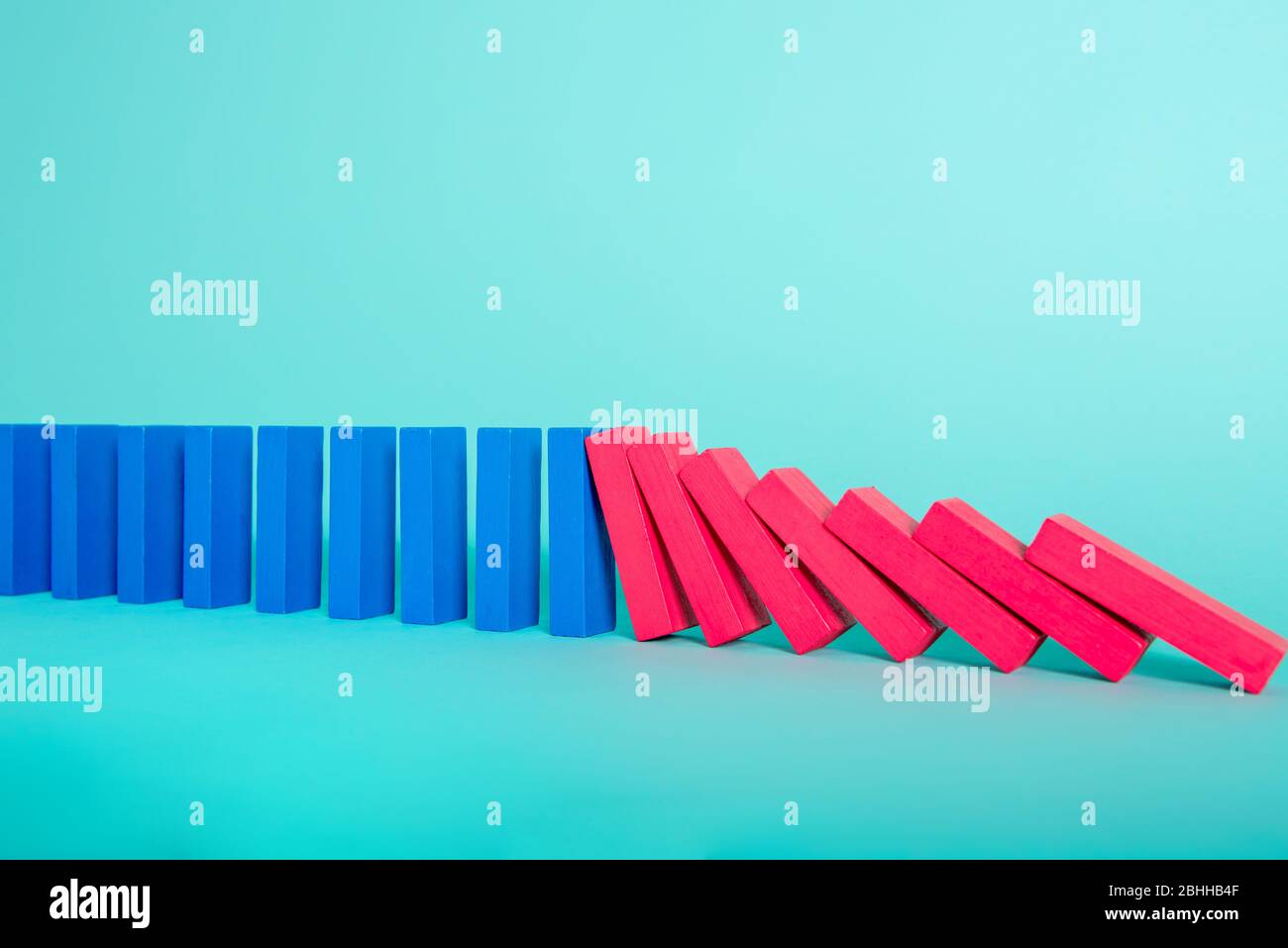 Konzept der covid19 Coronavirus Pandemie mit fallenden Kette wie ein Domino-Spiel. Ansteckung und Infektionsverlauf. Cyanfarbener Hintergrund Stockfoto