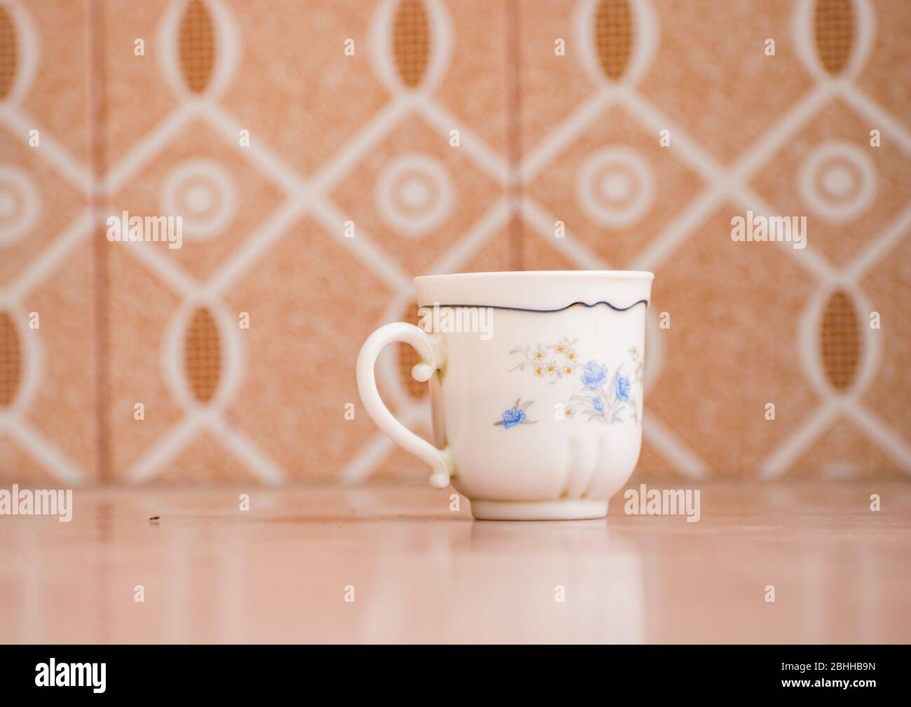 Kaffee ist ein gebrautes Getränk aus gerösteten Kaffeebohnen, die Samen von Beeren von bestimmten Kaffeearten zubereitet. Stockfoto
