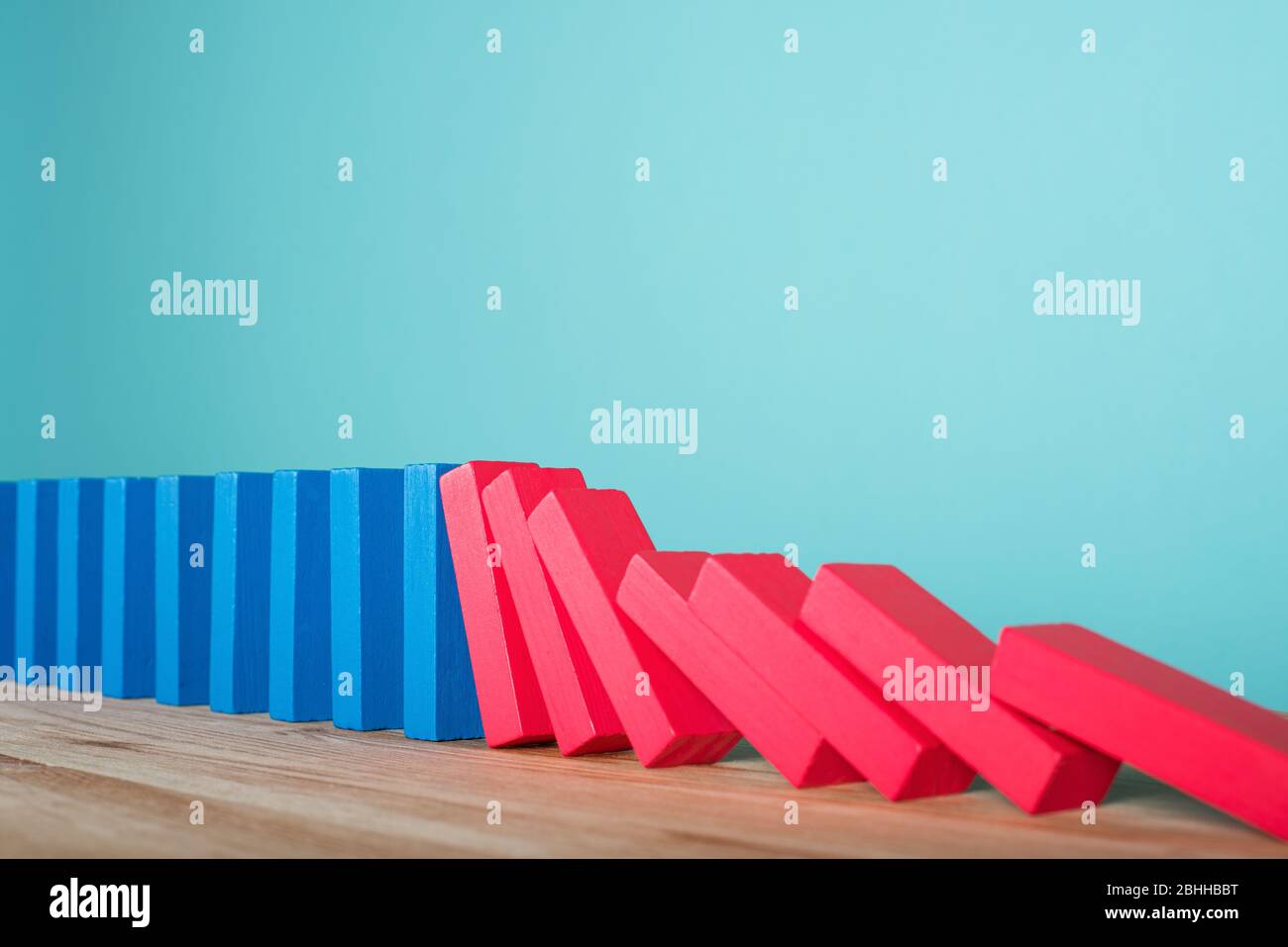 Konzept der covid19 Coronavirus Pandemie mit fallenden Kette wie ein Domino-Spiel. Ansteckung und Infektionsverlauf. Cyanfarbener Hintergrund Stockfoto