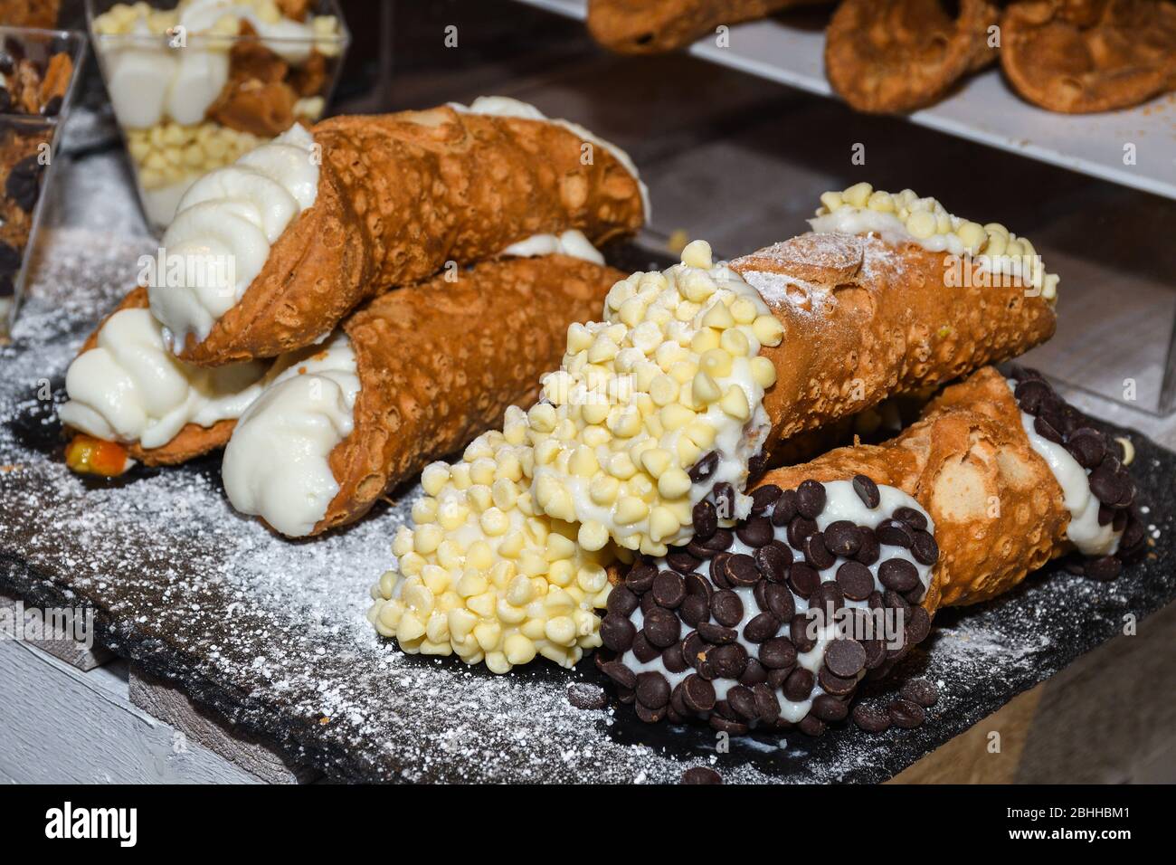 Cannoli sind italienische Backwaren, die auf der Insel Sizilien entstanden und heute ein Grundnahrungsmittel der sizilianischen Küche. Cannoli bestehen aus röhrenförmigen Schalen Stockfoto