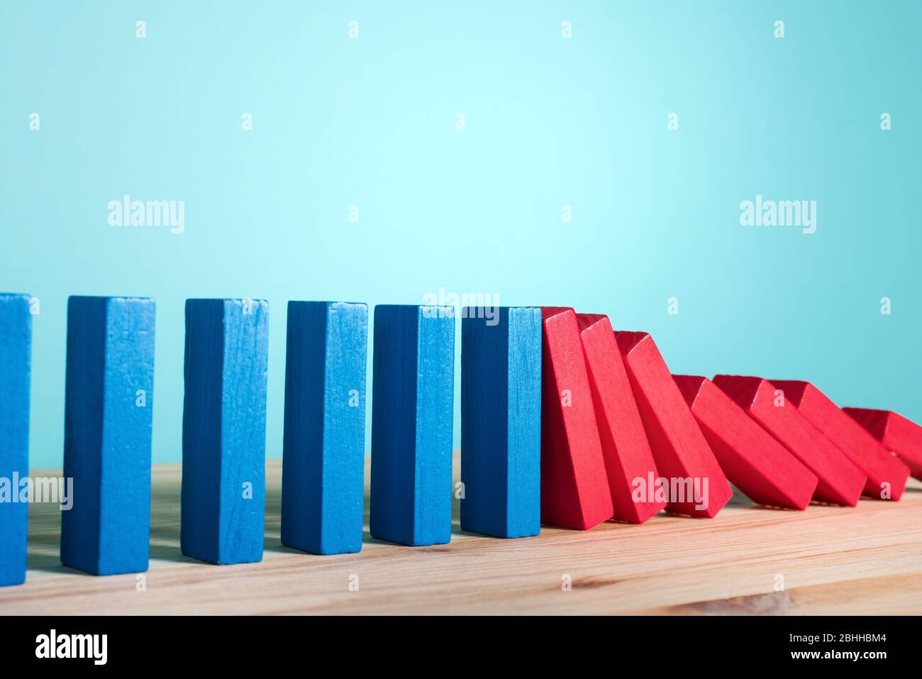 Konzept der covid19 Coronavirus Pandemie mit fallenden Kette wie ein Domino-Spiel. Ansteckung und Infektionsverlauf. Cyanfarbener Hintergrund Stockfoto