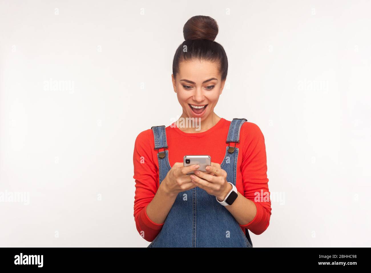Tolle mobile App! Porträt von Social-Media-Benutzer, Mädchen lesen Nachricht auf Handy mit erstaunt überrascht überrascht Gesicht, Chat Eingabe Blog-Post, Surfen w Stockfoto
