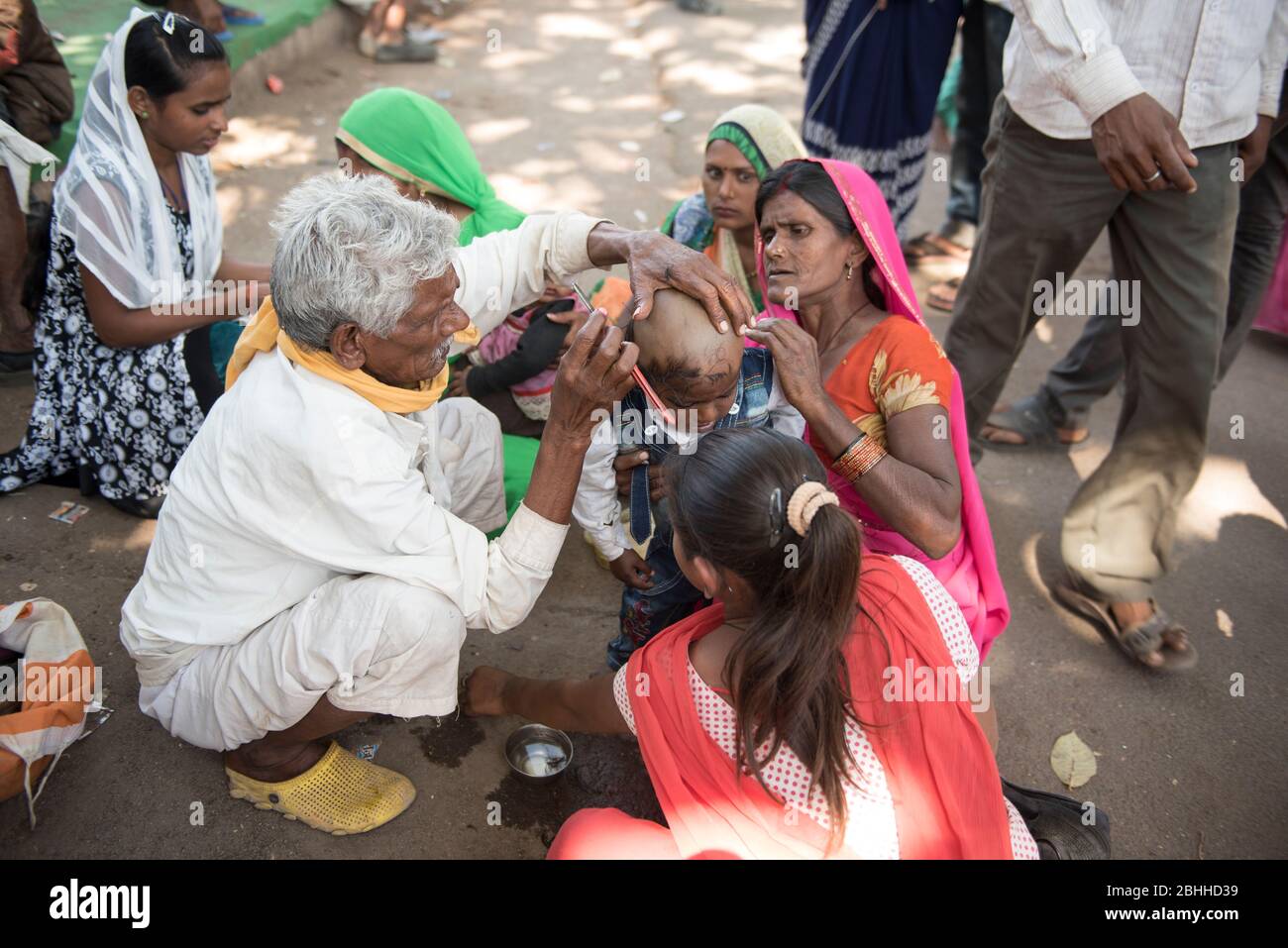 Head shaving hindu Fotos und Bildmaterial in hoher Auflösung Alamy