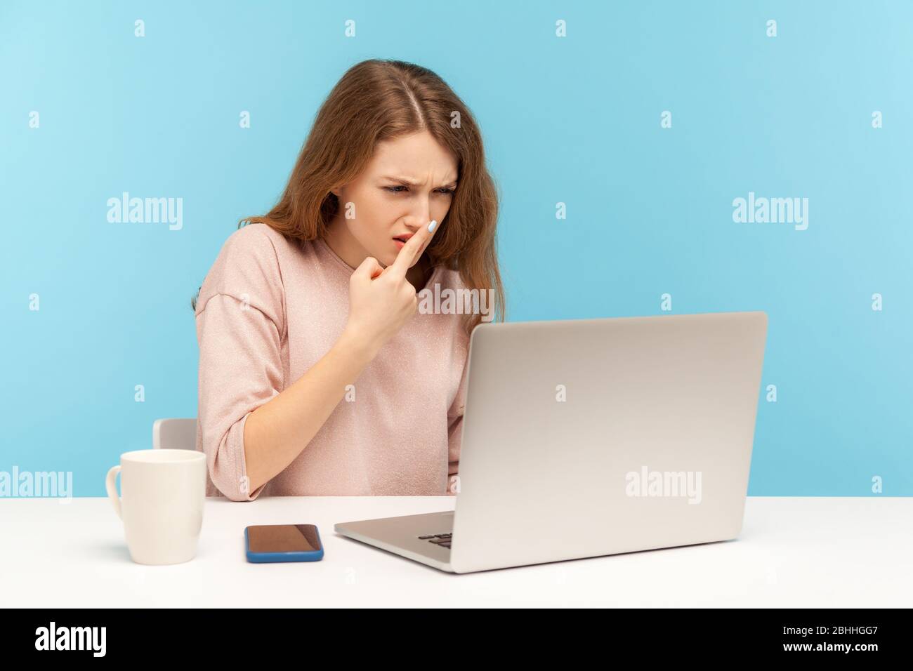 Lügt nicht! Wütende Frau, die Nase berührt, Lügner Geste tut, mit Verdacht auf Laptop-Bildschirm schaut, Videoanruf hat, Online-Konferenz von zu Hause offi Stockfoto