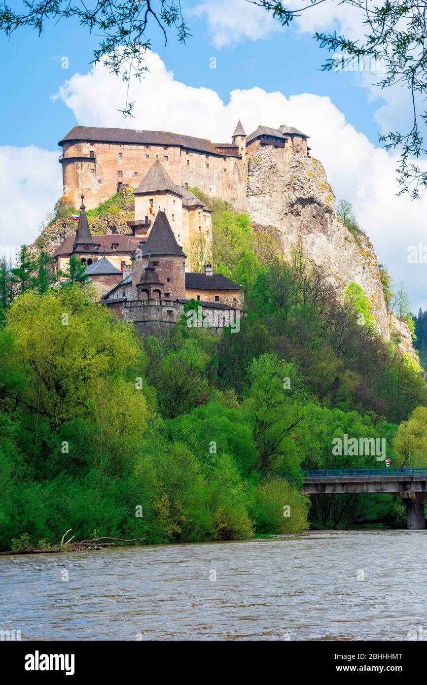 Mittelalterliche orava Burg auf dem Hügel. Schöne Frühlingslandschaft in gesprenkelten Licht über dem Fluss. Beliebtes Reiseziel der slowakei Stockfoto