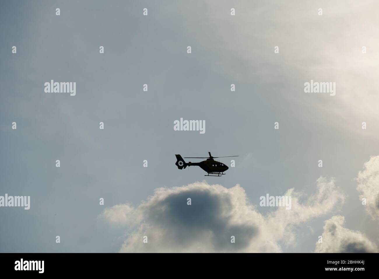 Himmel, Flugzeug, Fliegen, Flug, fliegen, blau, Wolken, Jet, Luft, Hubschrauber, Wolke, Reise, Luftfahrt, Vogel, Transport, Transport, Kämpfer, Militär, Aero Stockfoto