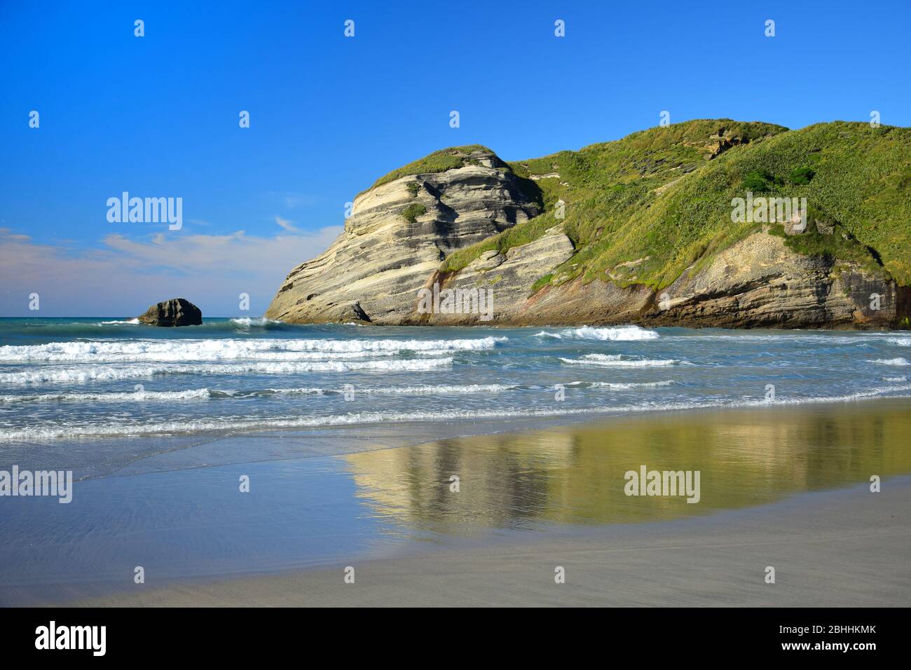 Wunderschöne neuseeländische Landschaft am Wharariki Strand mit Felsen, Meer, Wellen und einer Reflexion. Südinsel. Stockfoto