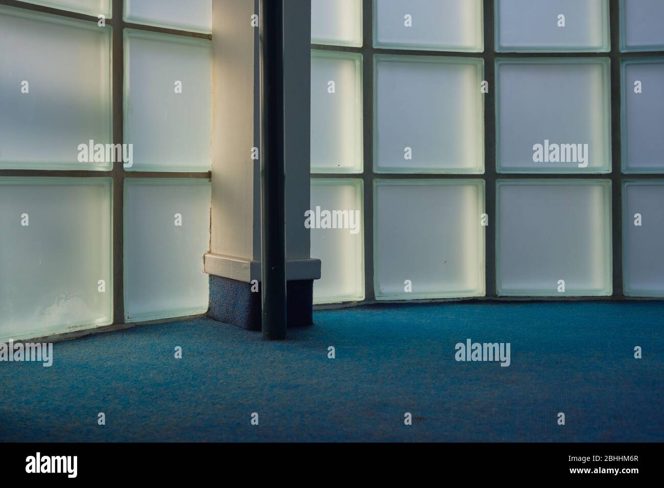 Das Innere des Gebäudes sieht auf undurchsichtige Fenster aus Glasblöcken Stockfoto