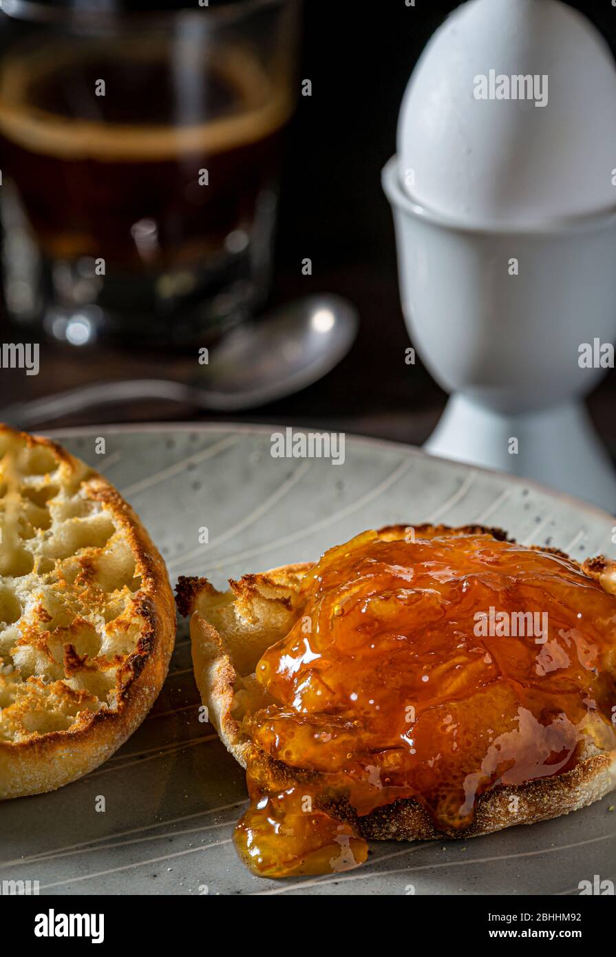 Orangenmarmelade auf gerösteten englischen Muffins. Stockfoto