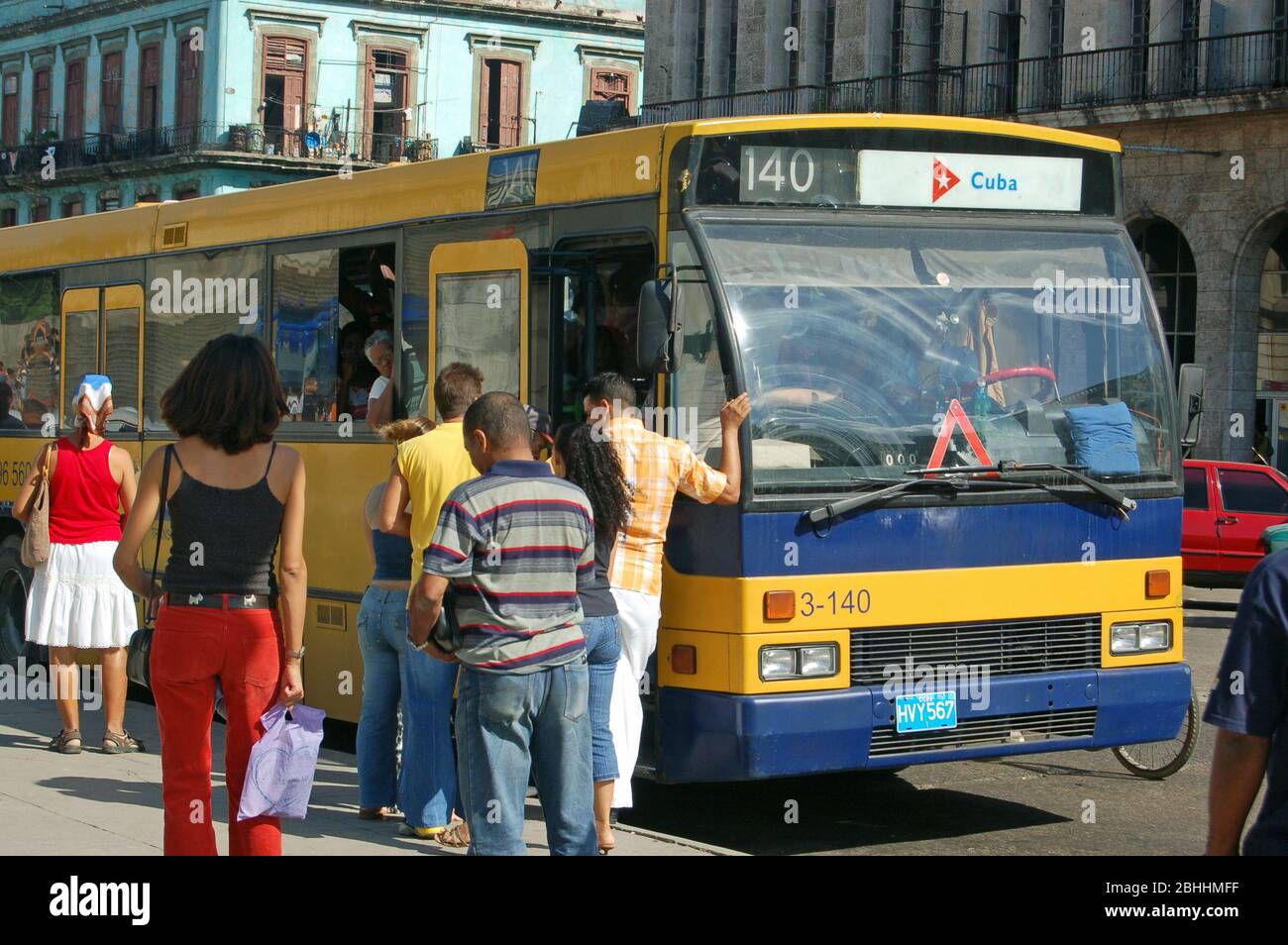 Havanna, Kuba - 9. November 2011: Pendler versuchen, sich in Havanna, Kuba, in einen Bus zu quetschen. Die öffentlichen Verkehrsmittel sind in Kuba wegen der kurzen Zeit schwer zu erreichen Stockfoto