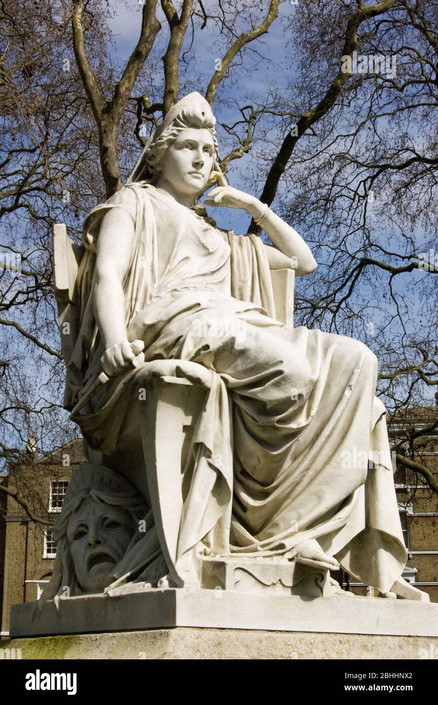 Eine Statue, die an die berühmte Theaterschauspielerin Sarah Siddons (1755 - 1831) erinnert, die als Muse der Tragödie gekleidet ist. Paddington Green, West London. Geformt Stockfoto