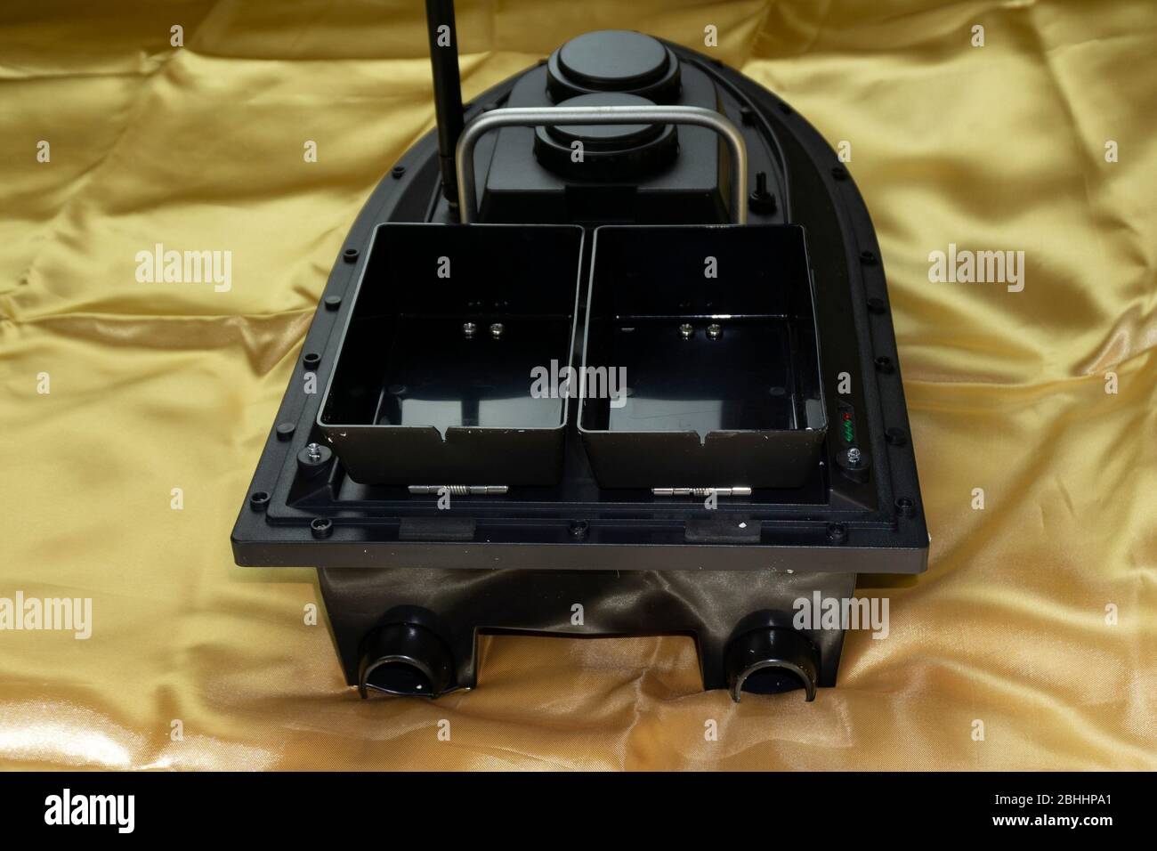 Rotes Funkschiff für die Lieferung von Ködern auf einem hölzernen Pier. Stockfoto
