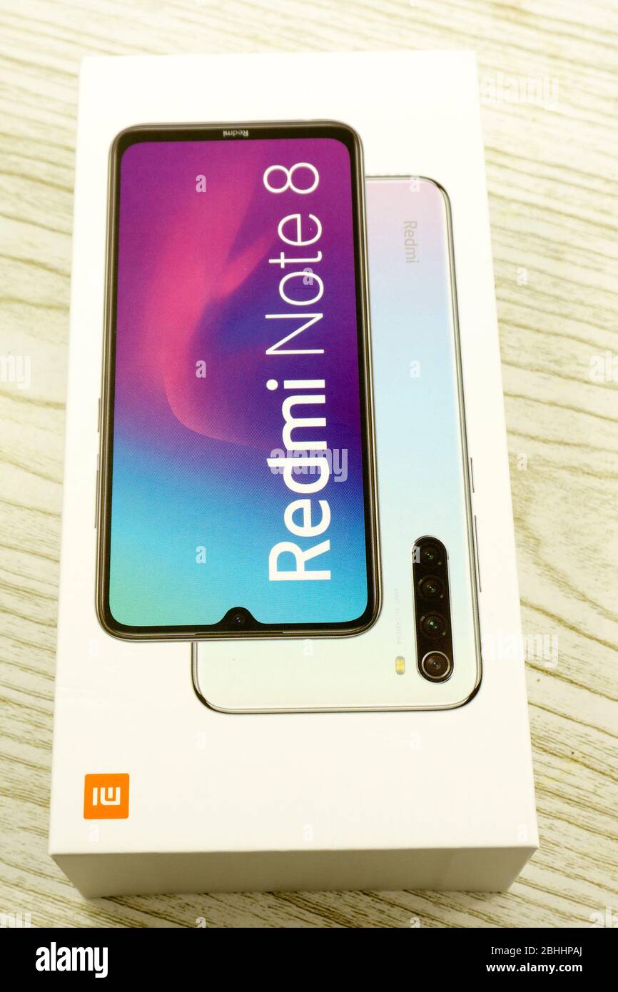 Russland Berezniki 06.12.2019 : das Xiaomi Redmi Note 8 ist um ein 6.3 FHD Display gebaut. Stockfoto