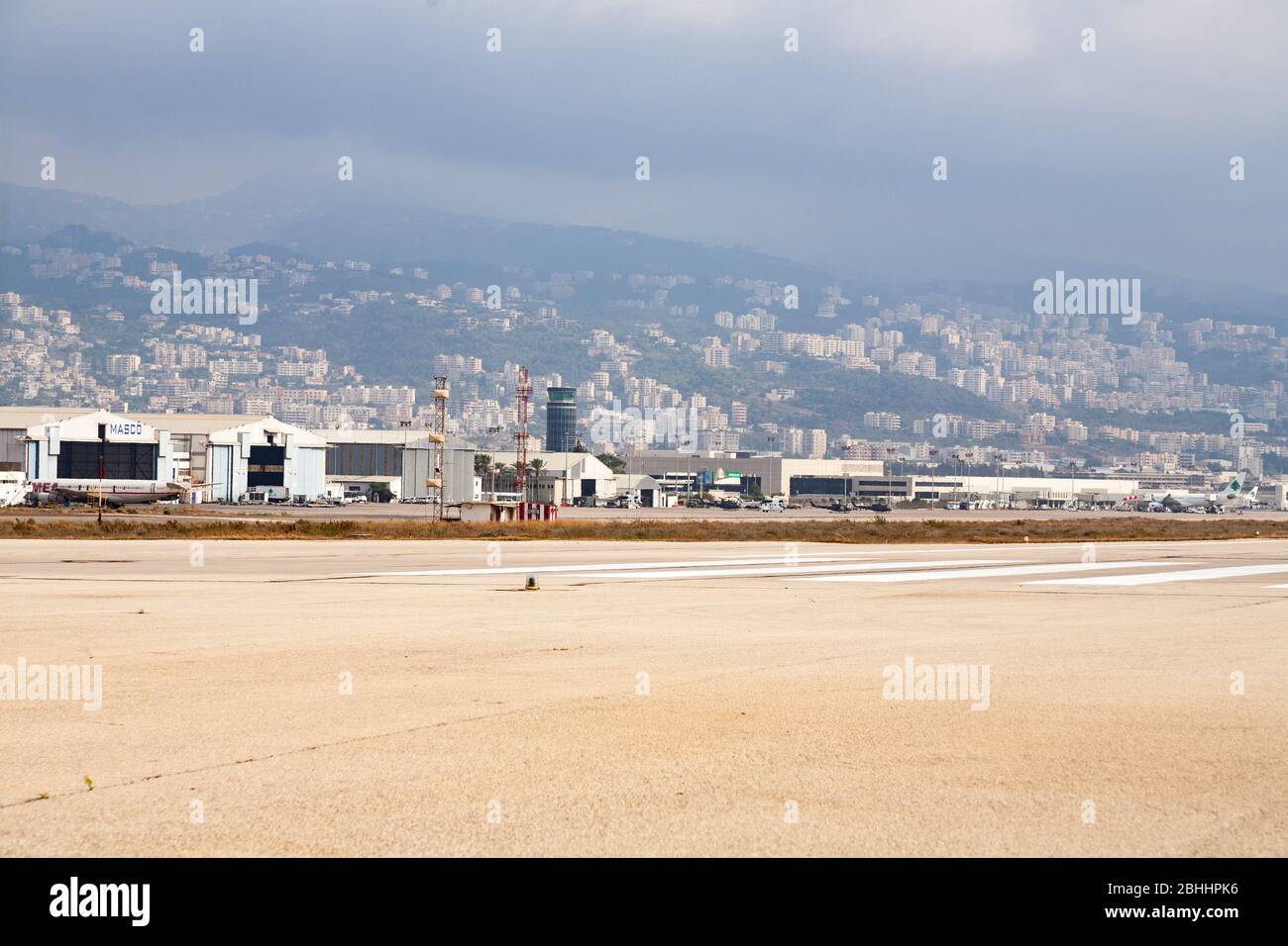 01. August 2007: Ein Überblick über den Rafic Hariri Internation Airport (BEY) in Beirut, aufgenommen von der Luftseite und zeigt die libanesische Bergkette im Bac Stockfoto