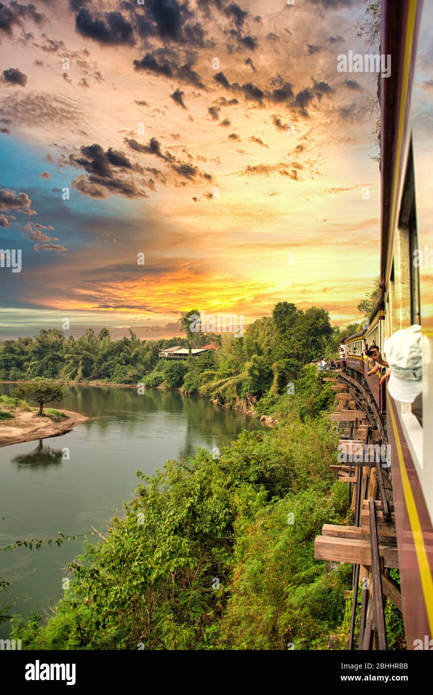 Kanchanaburi, Thailand 12.28.2019: Eine unvergessliche Reise mit der historischen Todesbahn in einem alten thailändischen Zug durch die Provinz Kanchanaburi Stockfoto