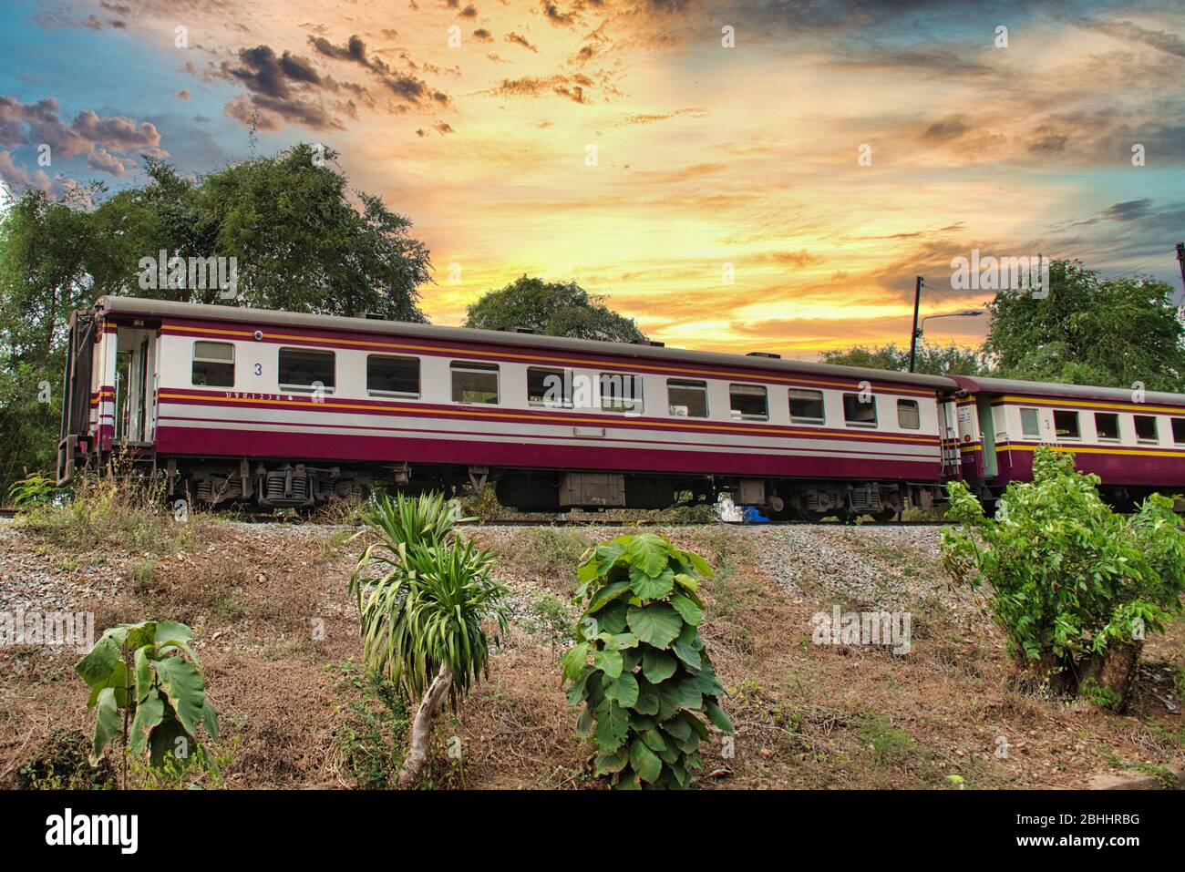 Kanchanaburi, Thailand 12.28.2019: Eine unvergessliche Reise mit der historischen Todesbahn in einem alten thailändischen Zug durch die Provinz Kanchanaburi Stockfoto