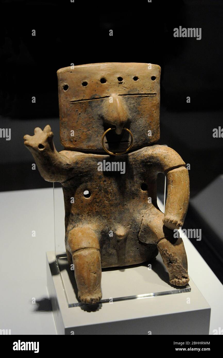 Sitzende menschliche Figur mit Tumbaga Dekoration. Keramik und Gold. Quimbaya Kultur. Integrationszeitraum (1200-1500 n. Chr.). Kolumbien. Museum of the Americas. Madrid, Spanien. Stockfoto