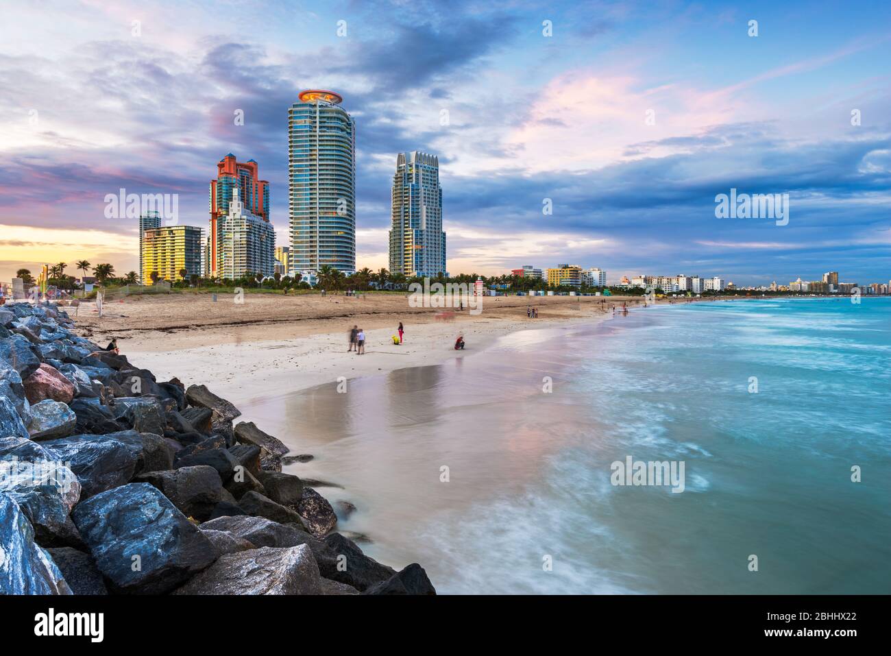 Miami, Florida, USA in South Beach in der Dämmerung. Stockfoto