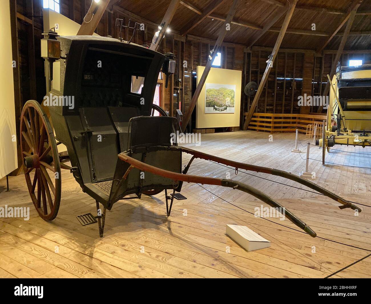 Dieses Hanson-Taxi im Shelburne Museum stammt aus dem Jahr 1895. Es ist aus Polychromholz, Eisen, Glas, Lackleder und Gummi. Benannt wurde das Fahrzeug nach dem englischen Architekten Joseph A. Hansom, der 1834 das Originaldesign patentiert hatte. Das Hansom-Taxi war das erste „Taxi“ oder eine Kutsche, die in englischen Städten gemietet wurde und wurde als „Gondel von London“ bekannt. Später im 19. Jahrhundert wurde es in den Vereinigten Staaten populär. Dieses wurde von Hinks & Johnson in Bridgeport, Connecticut, gebaut. Stockfoto