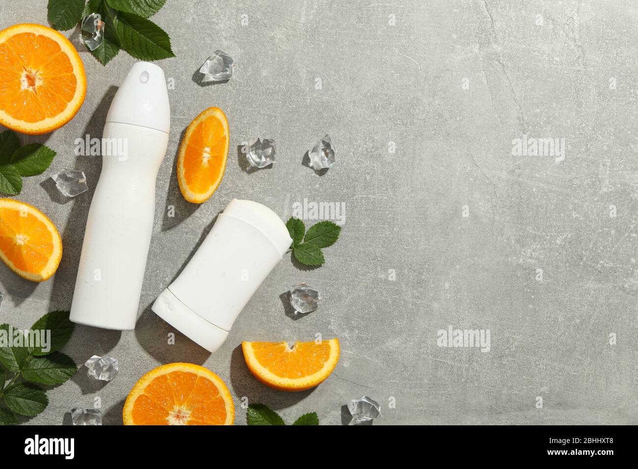 Zusammensetzung mit Deodorants auf grauem Hintergrund, Draufsicht Stockfoto