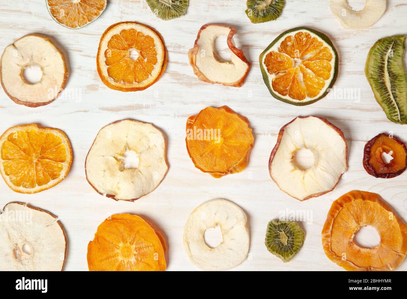 Obstchips auf hellem Holzhintergrund. Blick von oben Stockfoto