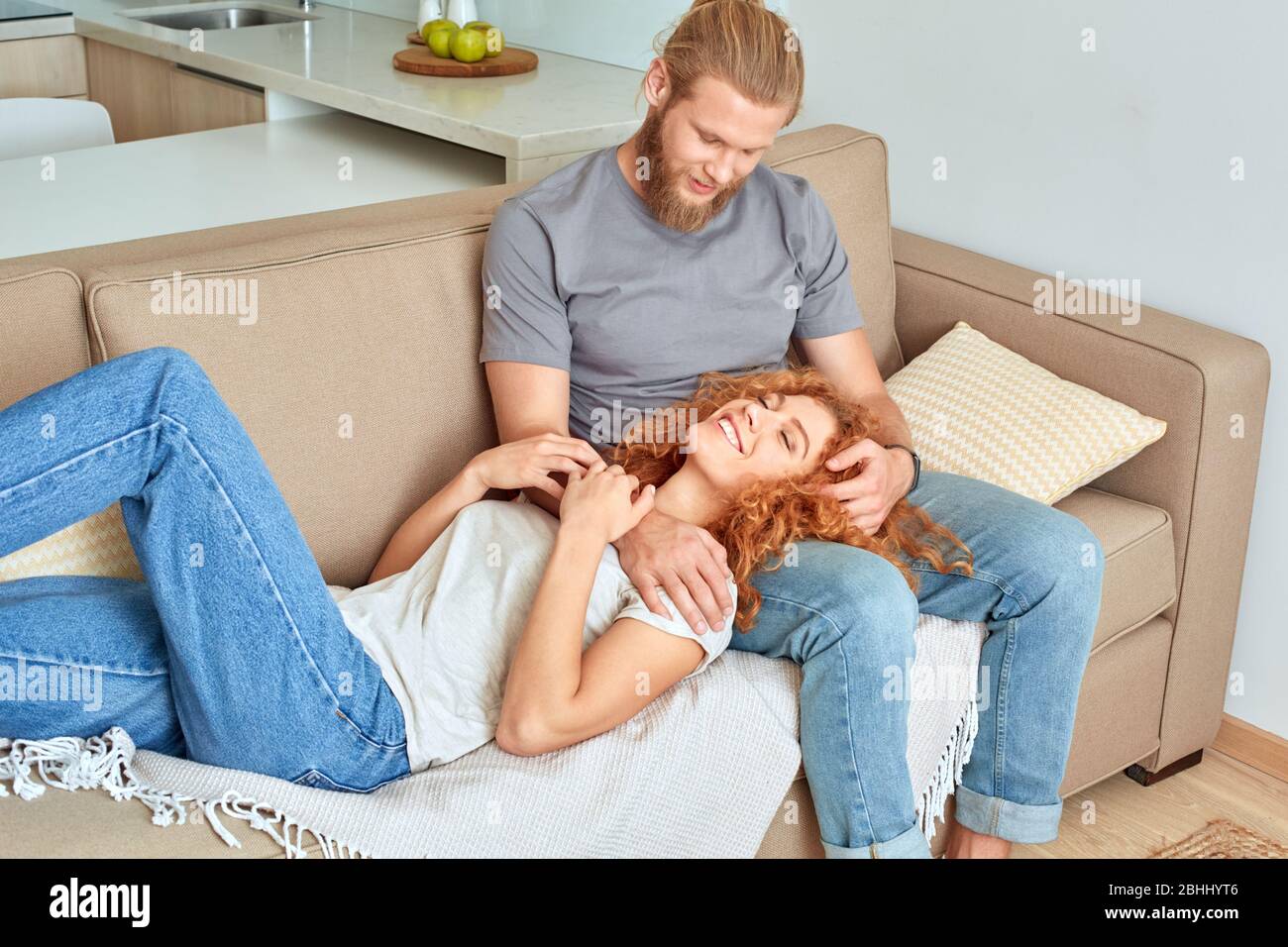 Junge Erwachsene Paar verbringen Freizeit zu Hause Stockfoto