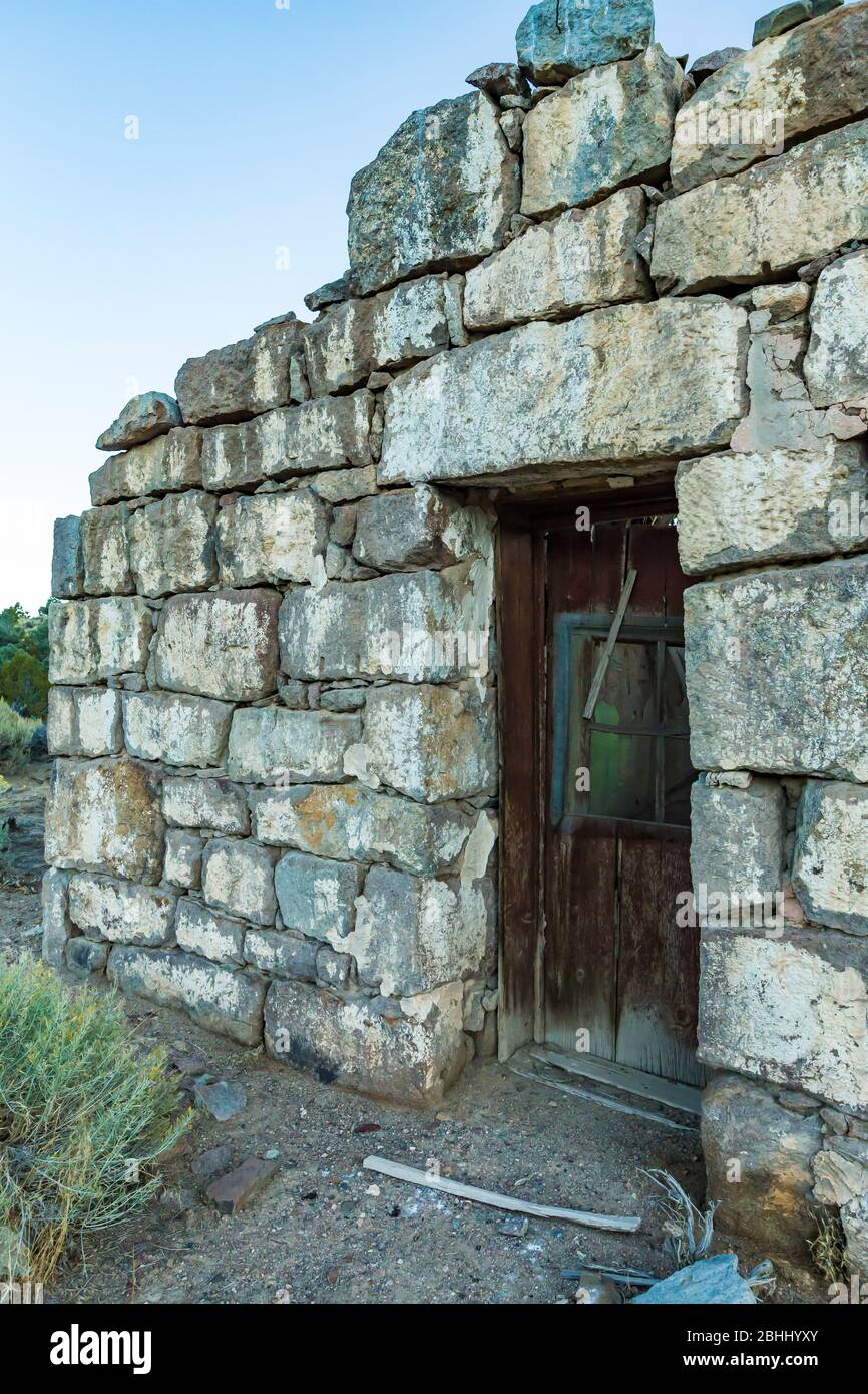 Ruine eines Steinmauerwerks Gebäude in der alten Silber-und Zinnober Bergbau Geisterstadt Ione, Nevada, USA [Keine Eigentumsfreigabe; für redaktionelle l Stockfoto